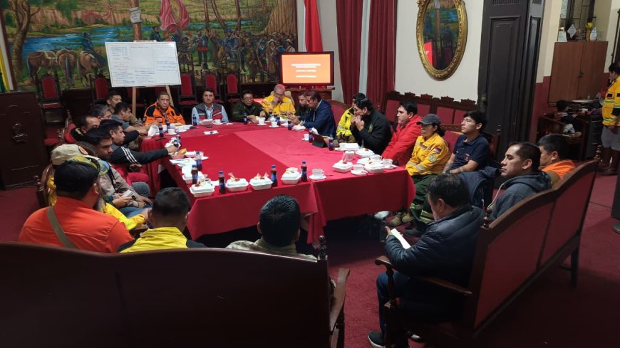 Tras controlar el 80% del incendio  Bomberos Voluntarios e instituciones buscarán sofocar todos los focos de calor