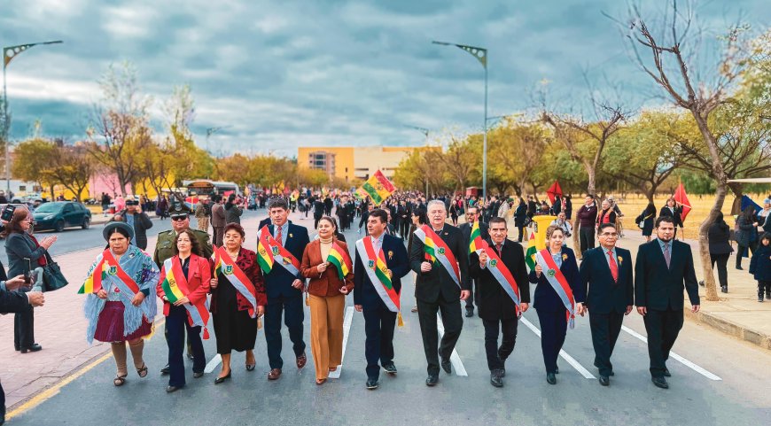 Alcalde participa del desfile escolar en conmemoración del 200 aniversario de Bolivia ❤️
