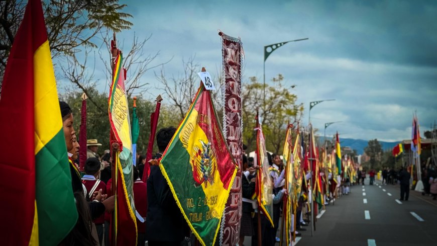 Alcalde participa del desfile escolar en conmemoración del 200 aniversario de Bolivia ❤️