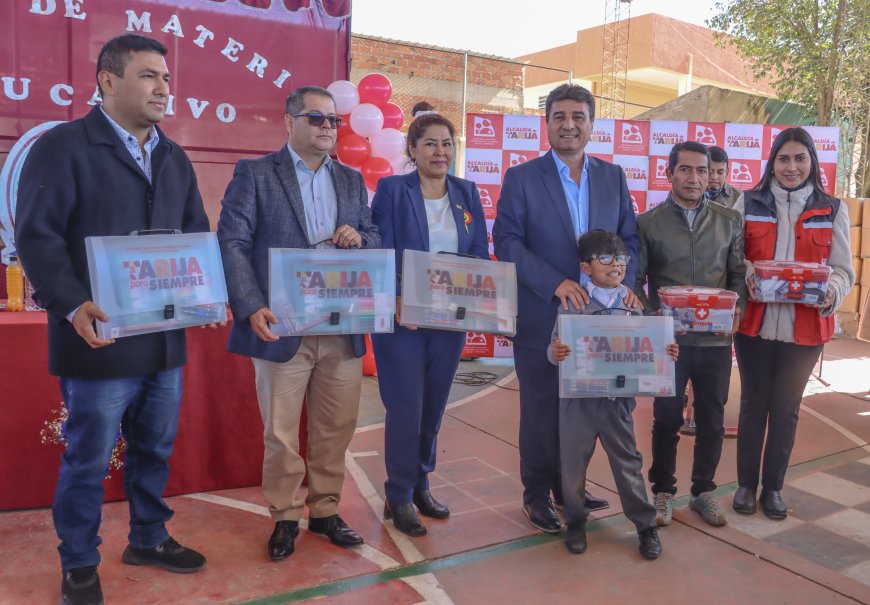 Alcalde de Tarija inicia la entrega de material de apoyo escolar