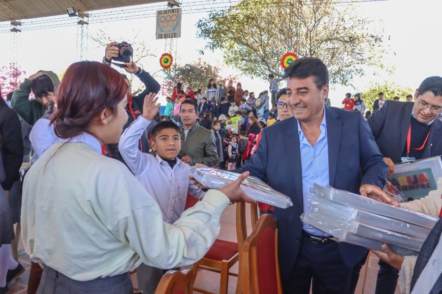 Alcalde de Tarija inicia la entrega de material de apoyo escolar