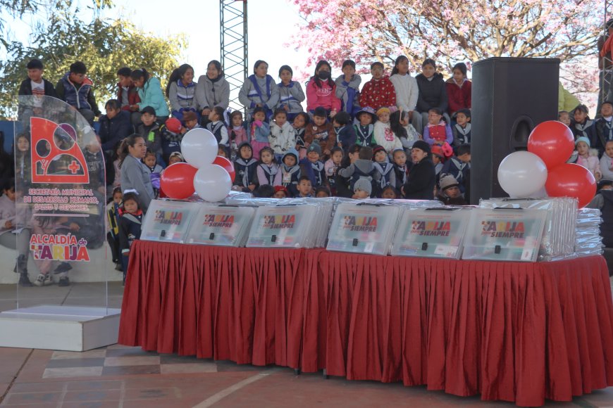 Alcalde de Tarija inicia la entrega de material de apoyo escolar