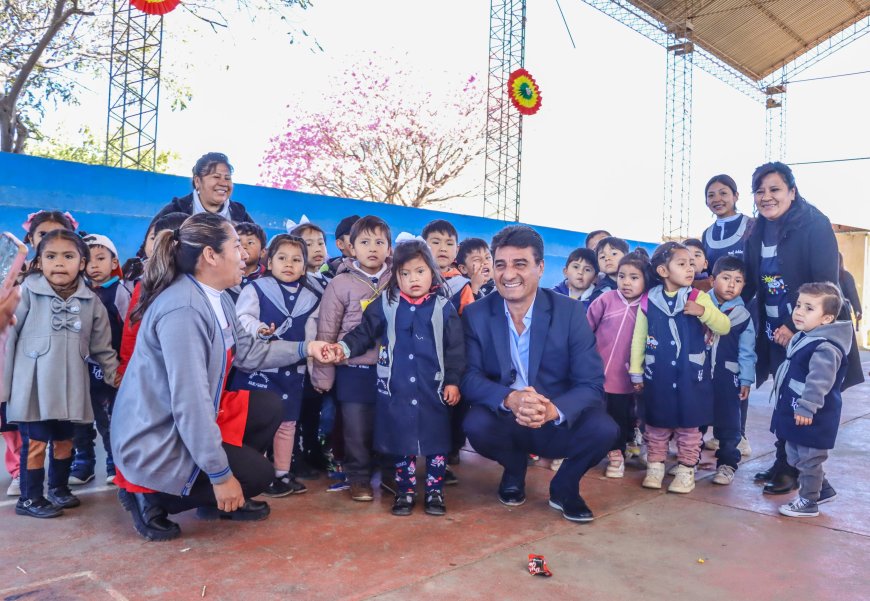 Alcalde de Tarija inicia la entrega de material de apoyo escolar