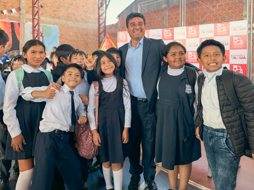 Alcaldía entrega material escolar a la Unidad Educativa Castelfort Castellanos