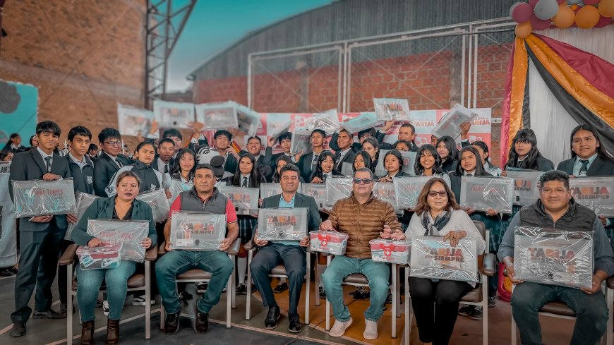 Alcaldía entrega material escolar a la Unidad Educativa Castelfort Castellanos