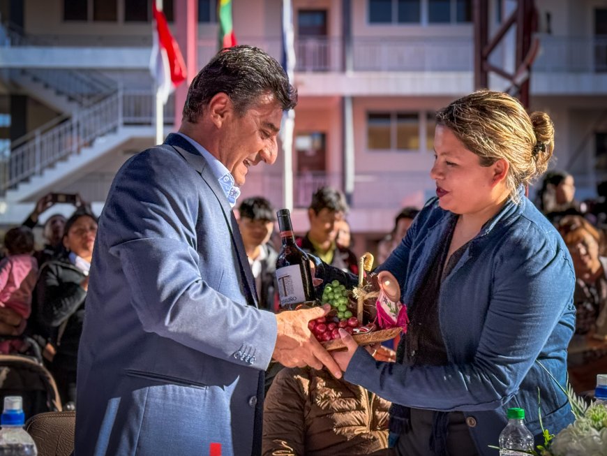 Alcaldía entrega material escolar a la Unidad Educativa Castelfort Castellanos