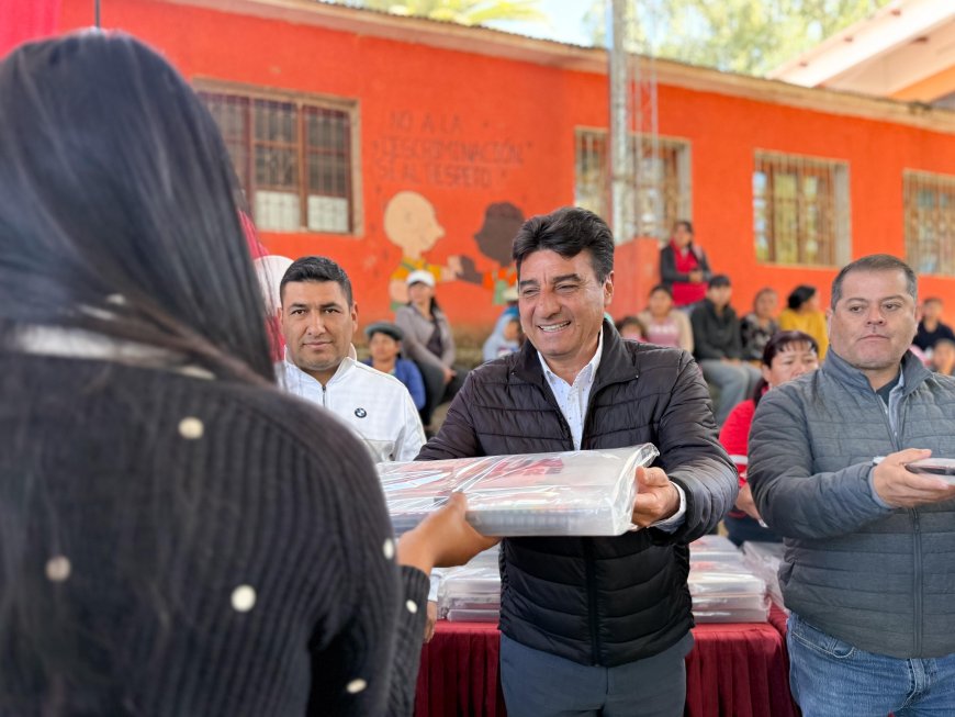 Alcaldía entrega material escolar de apoyo a la Unidad Educativa de Turumayo 