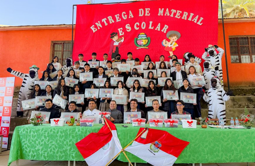 Alcaldía entrega material escolar de apoyo a la Unidad Educativa de Turumayo 