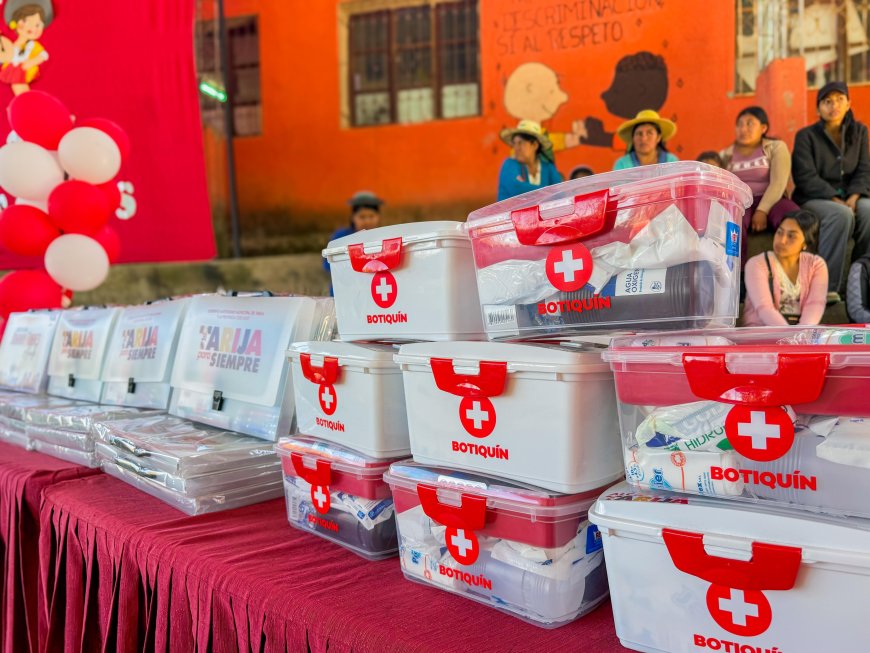 Alcaldía entrega material escolar de apoyo a la Unidad Educativa de Turumayo 