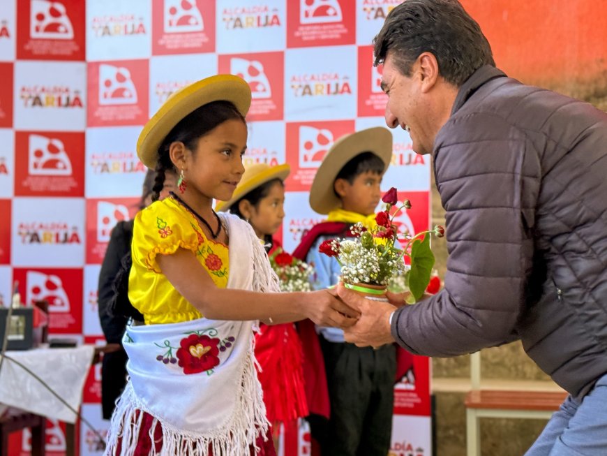 Alcaldía entrega material escolar de apoyo a la Unidad Educativa de Turumayo 