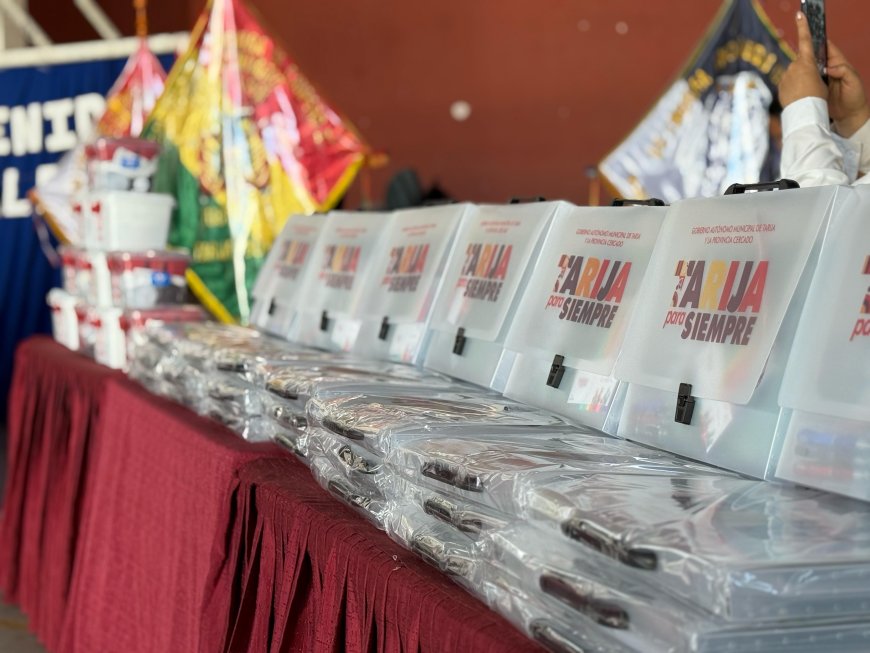 Alcaldía de Tarija continúa entregando material escolar de apoyo