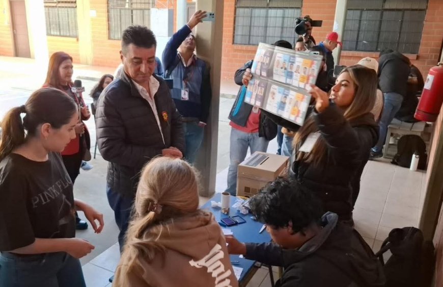 Alcalde de Tarija, Johnny Torres Terzo, emite su voto