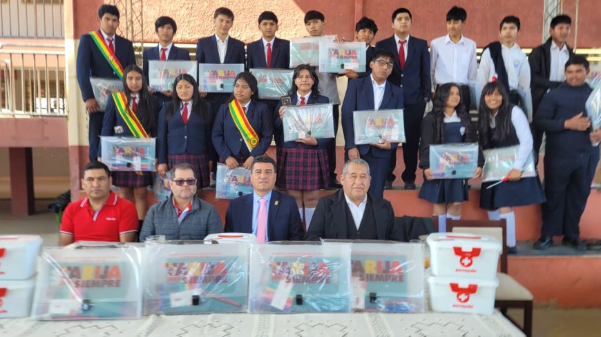 Niños y jóvenes estudiantes de Tarija continúan recibiendo el material escolar de apoyo