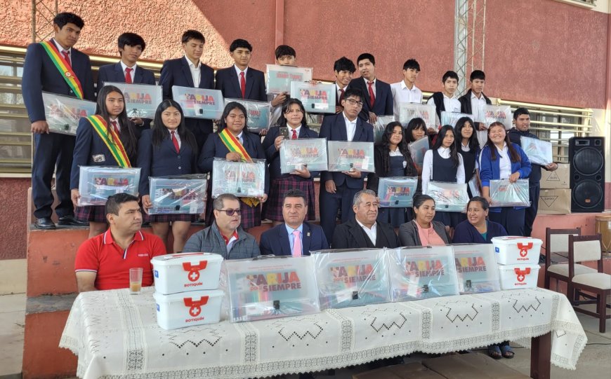 Niños y jóvenes estudiantes de Tarija continúan recibiendo el material escolar de apoyo