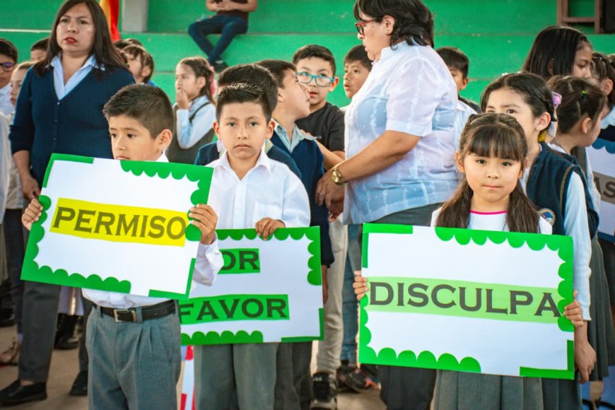Estudiantes del colegio Juan XXIII reciben material escolar por parte de la Alcaldía