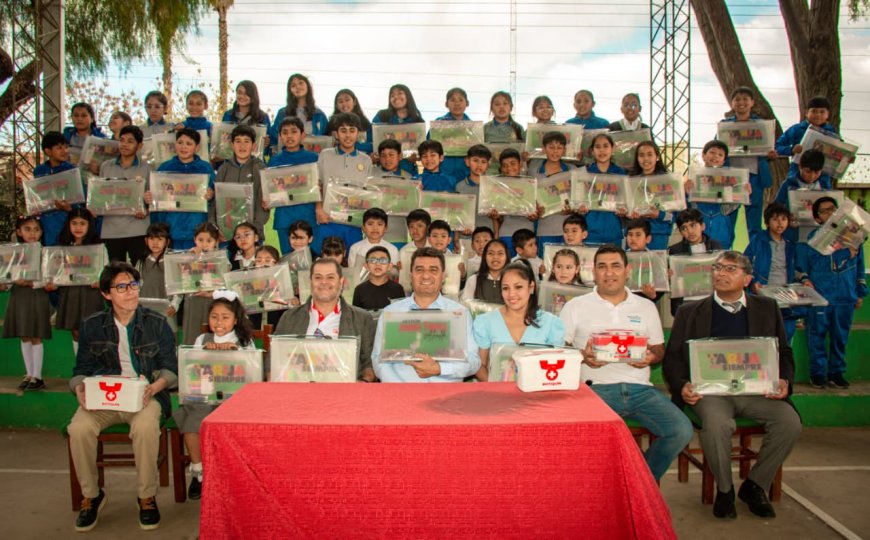 Estudiantes del colegio Juan XXIII reciben material escolar por parte de la Alcaldía