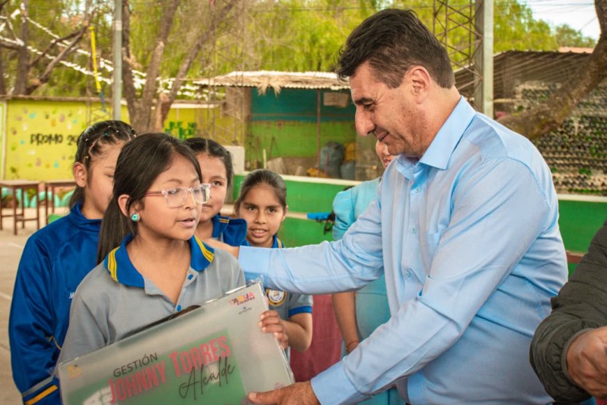 Estudiantes del colegio Juan XXIII reciben material escolar por parte de la Alcaldía