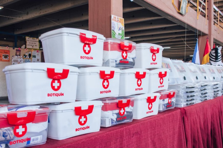 Alcalde de Tarija entregó material de apoyo escolar en el colegio Belgrano