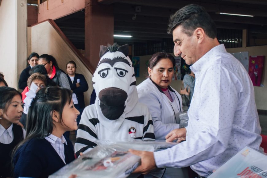 Alcalde de Tarija entregó material de apoyo escolar en el colegio Belgrano