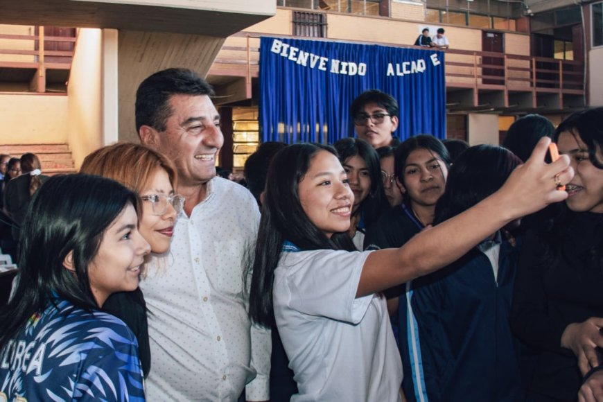 Alcalde de Tarija entregó material de apoyo escolar en el colegio Belgrano