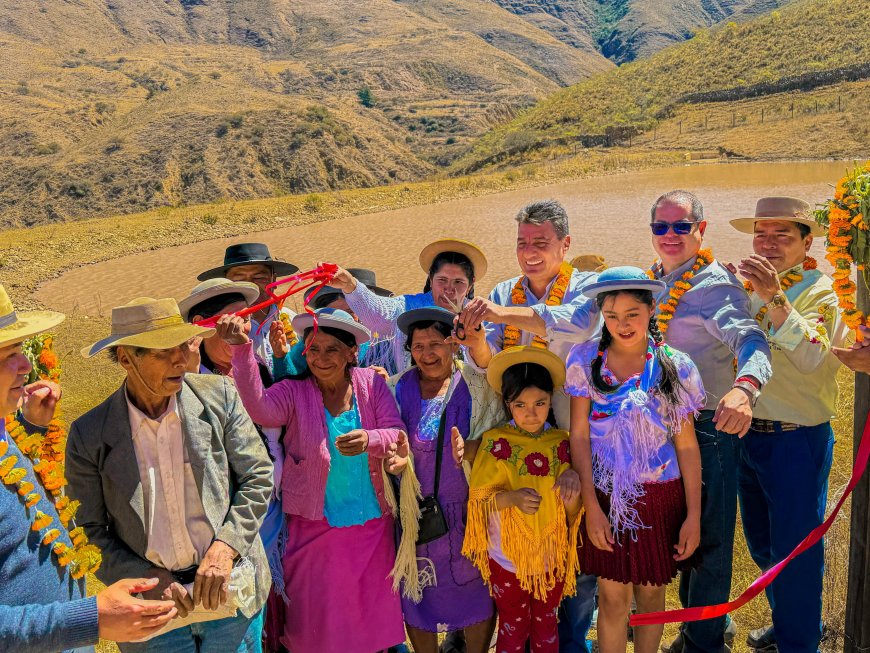 Alcalde de Tarija inaugura atajado La Pampa en beneficio de 19 familias productoras