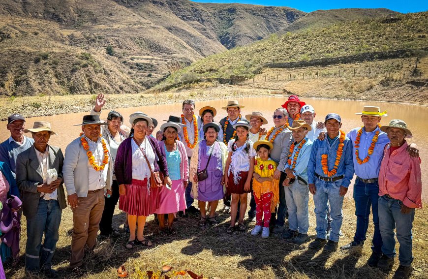 Alcalde de Tarija inaugura atajado La Pampa en beneficio de 19 familias productoras