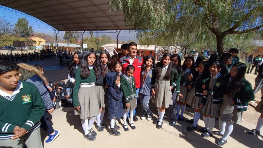 Alcalde de Tarija entregó material escolar en la UE Octavio Campero Echazú