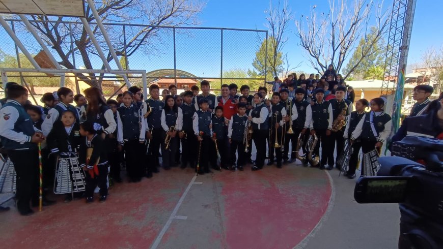 Alcalde de Tarija entregó material escolar en la UE Octavio Campero Echazú