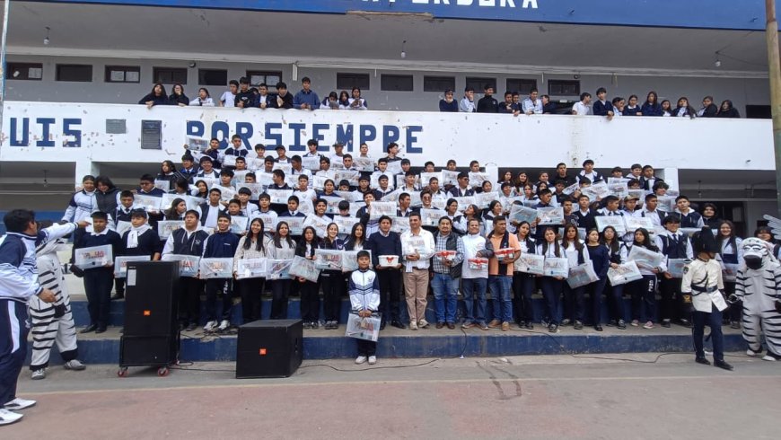 Alcalde entregó material de apoyo escolar a estudiantes del colegio Nacional San Luis