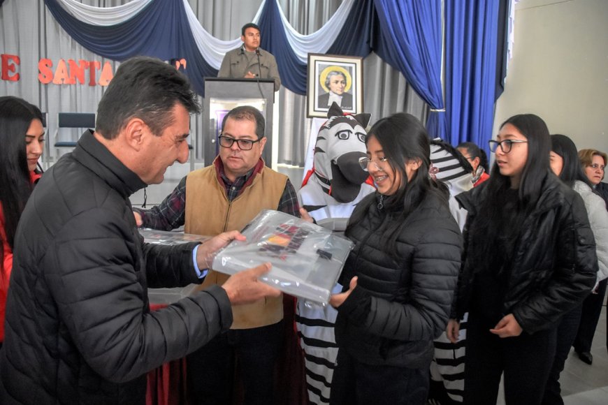 Alcalde llega con material de apoyo al colegio Santa Ana de Tarija