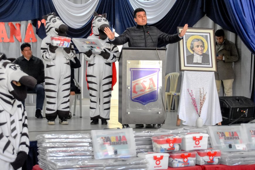 Alcalde llega con material de apoyo al colegio Santa Ana de Tarija