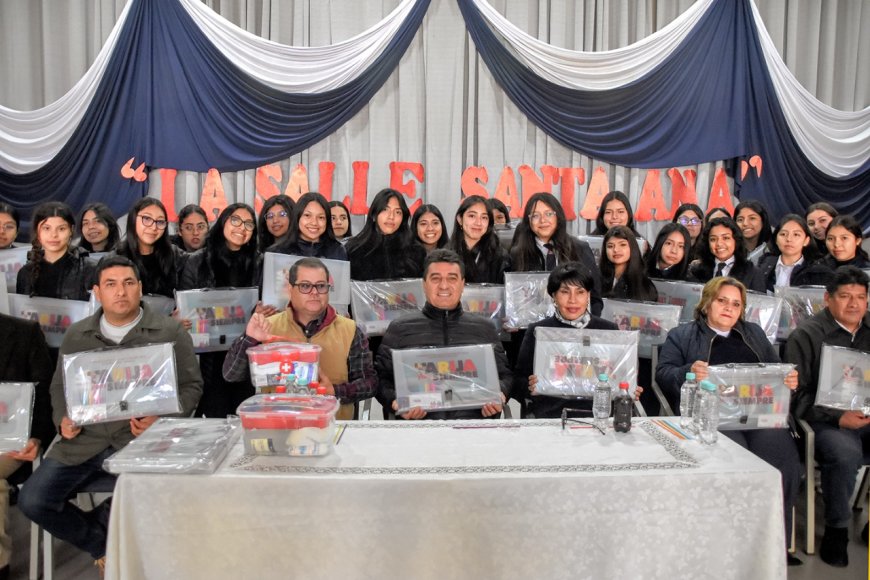 Alcalde llega con material de apoyo al colegio Santa Ana de Tarija