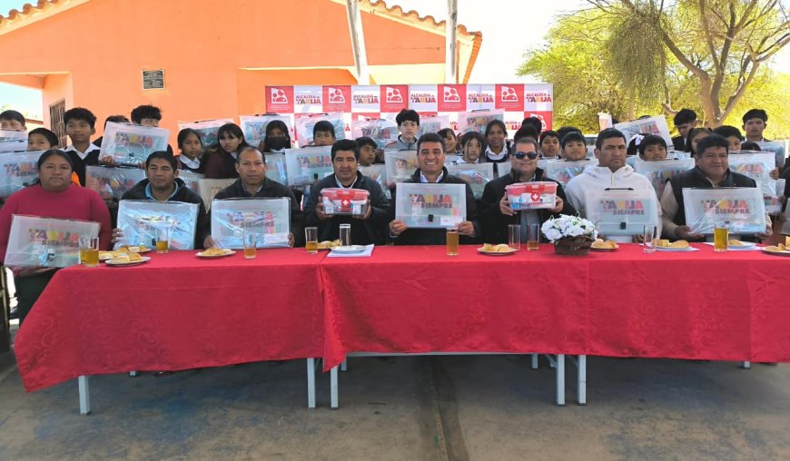 Alcalde llegó con material escolar de apoyo a las unidades educativas de El Portillo y Santa Ana La Nueva