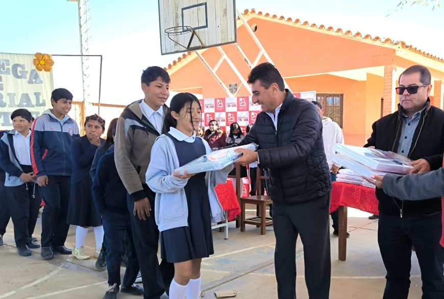 Alcalde llegó con material escolar de apoyo a las unidades educativas de El Portillo y Santa Ana La Nueva