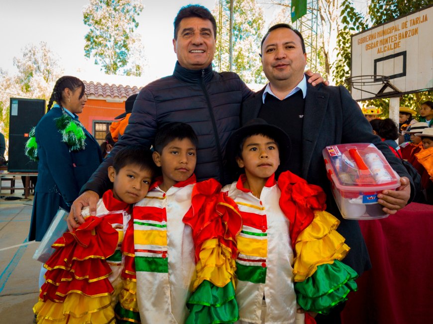 Alcalde llegó con material escolar de apoyo a las unidades educativas de El Portillo y Santa Ana La Nueva