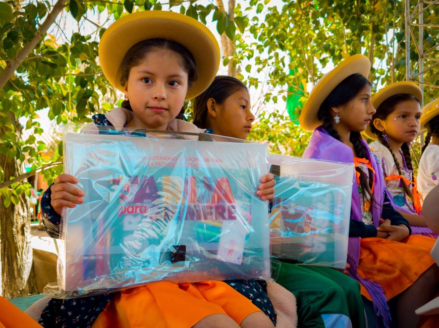 Alcalde llegó con material escolar de apoyo a las unidades educativas de El Portillo y Santa Ana La Nueva