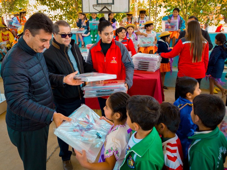 Alcalde llegó con material escolar de apoyo a las unidades educativas de El Portillo y Santa Ana La Nueva