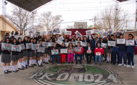 Alcaldía entrega material escolar a 468 estudiantes de la Unidad Educativa Bolivia