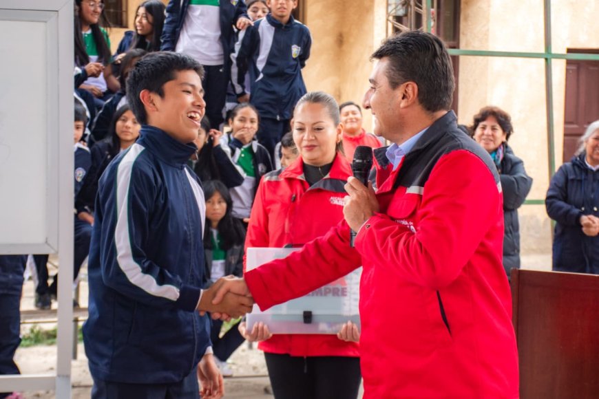 Alcaldía entrega material escolar a 468 estudiantes de la Unidad Educativa Bolivia