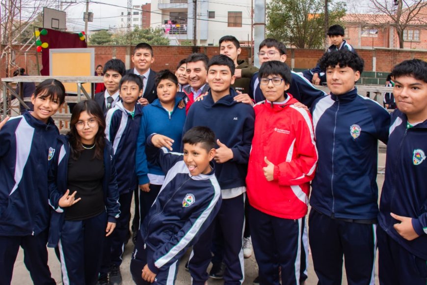 Alcaldía entrega material escolar a 468 estudiantes de la Unidad Educativa Bolivia