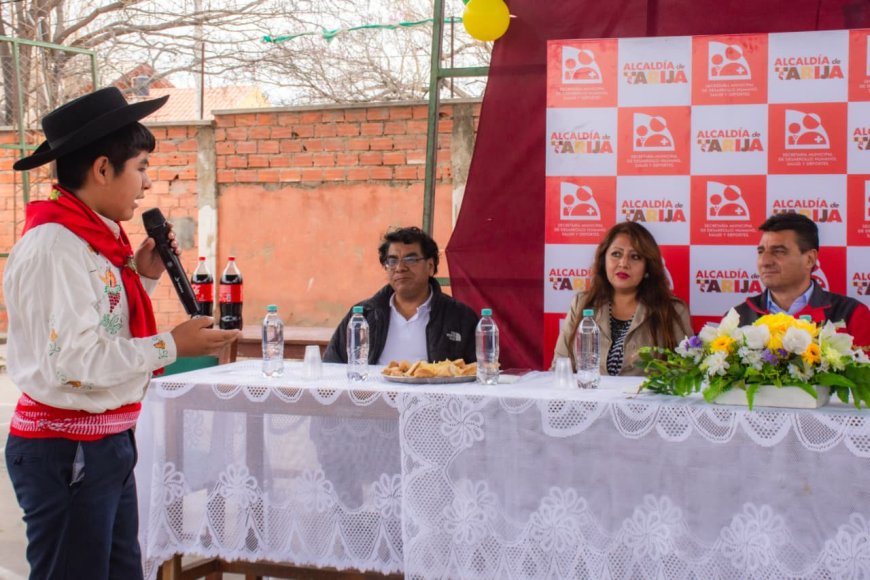 Alcaldía entrega material escolar a 468 estudiantes de la Unidad Educativa Bolivia