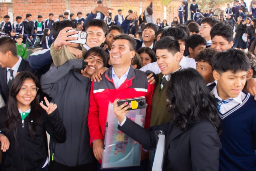 Alcaldía entrega material escolar a 468 estudiantes de la Unidad Educativa Bolivia