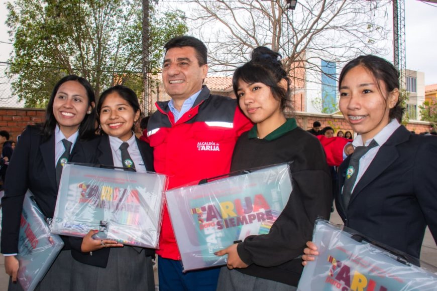 Alcaldía entrega material escolar a 468 estudiantes de la Unidad Educativa Bolivia
