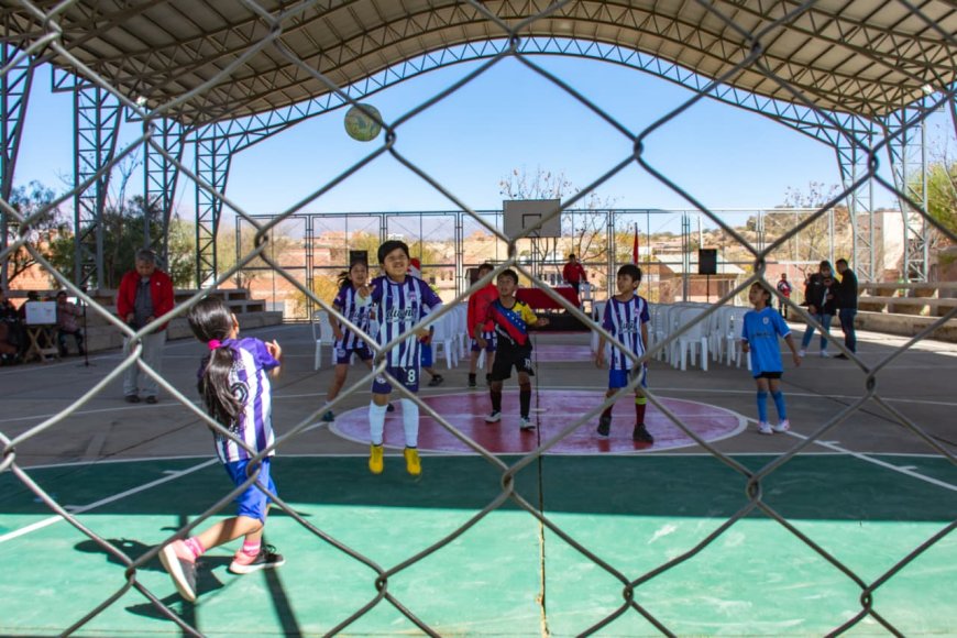 Alcalde de Tarija entrega e inaugura cancha polifuncional y tinglado en el barrio Artesanal