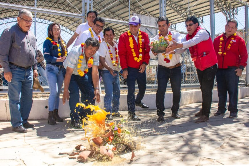 Alcalde de Tarija entrega e inaugura cancha polifuncional y tinglado en el barrio Artesanal