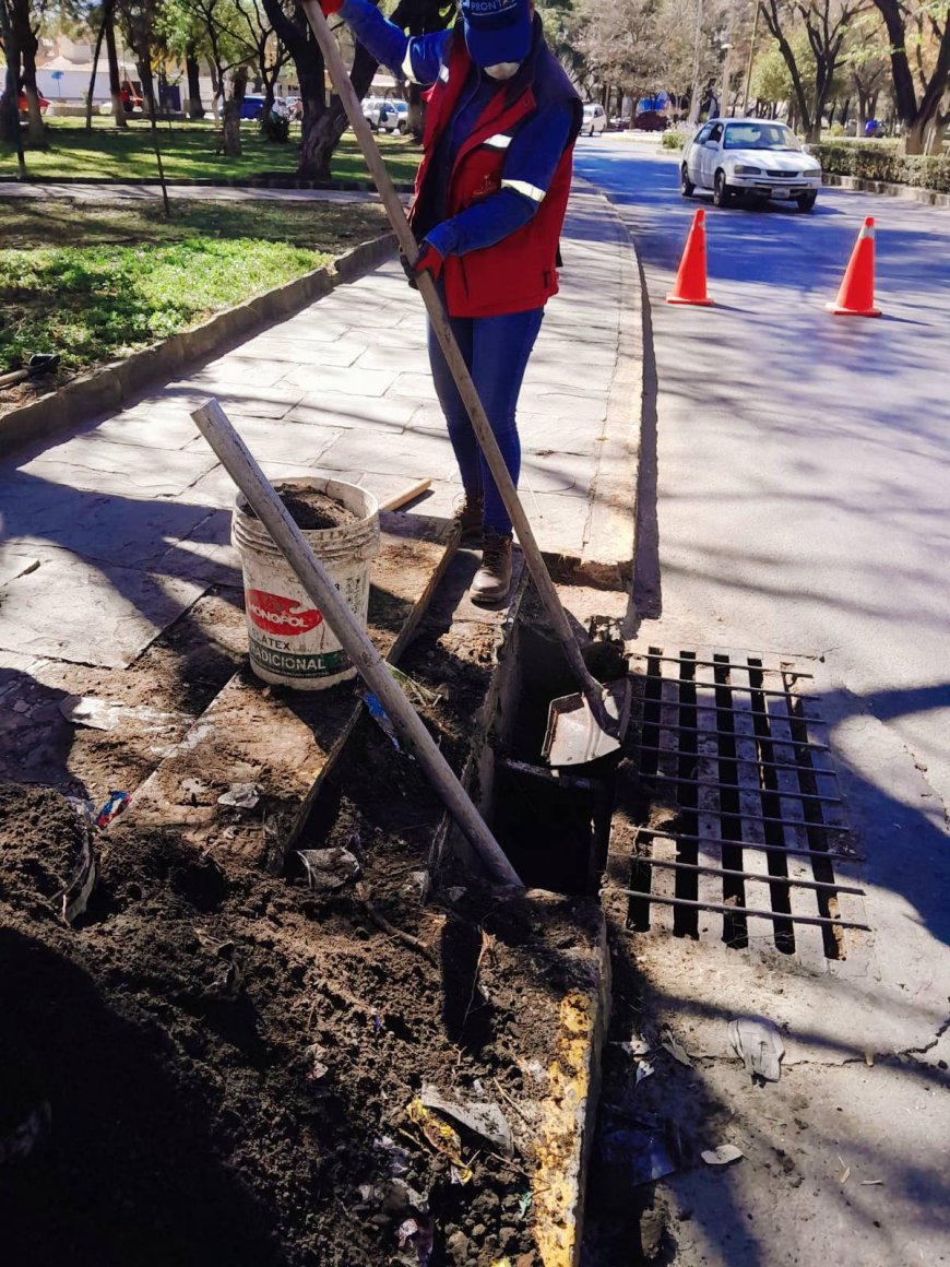 Alcaldía  de Tarija realiza limpieza de bocas de tormenta para evitar inundaciones