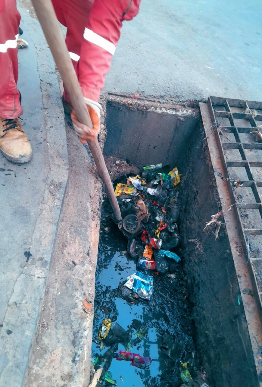 Alcaldía  de Tarija realiza limpieza de bocas de tormenta para evitar inundaciones