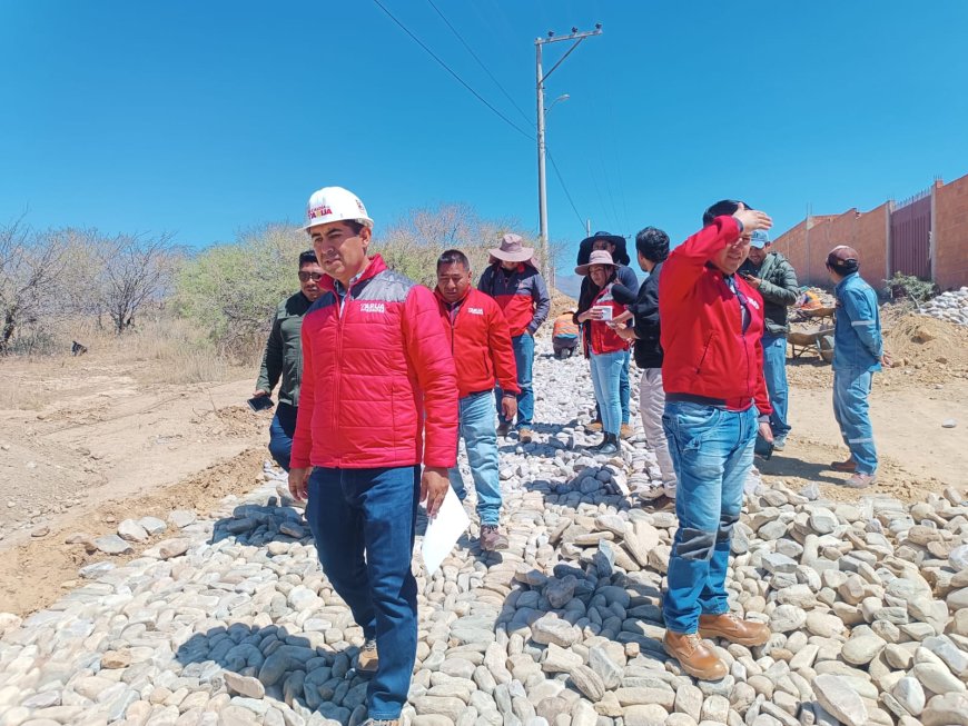 Alcaldía realiza empedrado de calles de cinco barrios del distrito 8