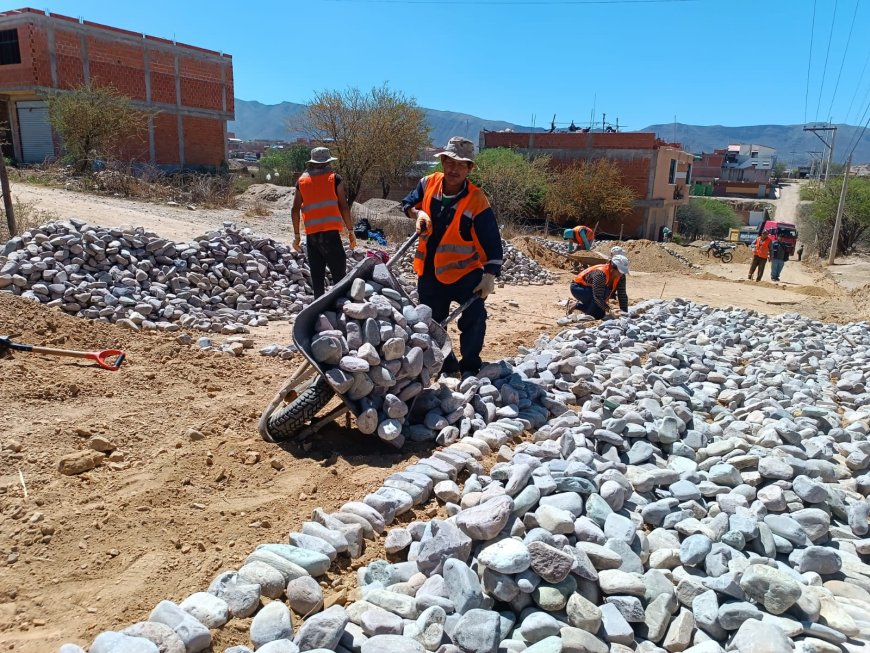 Alcaldía realiza empedrado de calles de cinco barrios del distrito 8