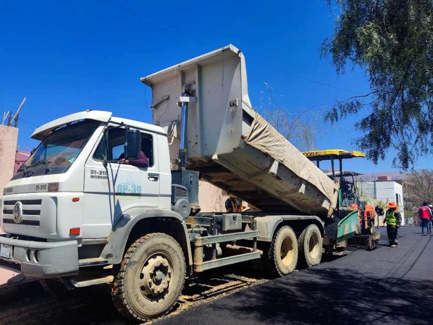 Alcaldía de Tarija asfalta calles en beneficio de las familias del barrio Municipal